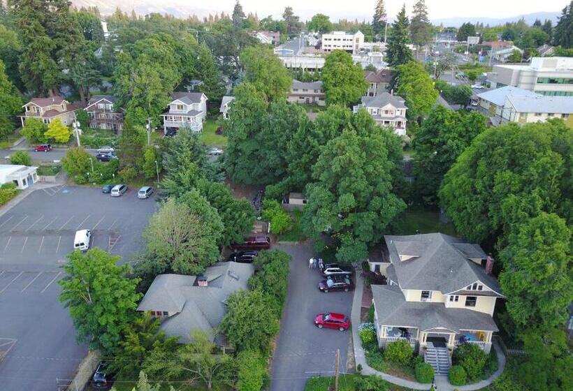 민박 Inn At The Gorge