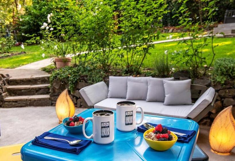 민박 Inn At The Gorge