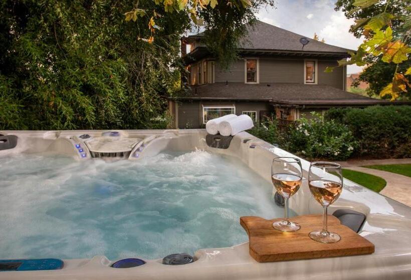 민박 Inn At The Gorge