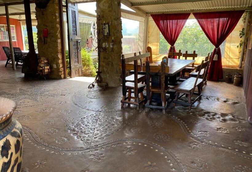 بنسيون Bohemian Garden Cottages