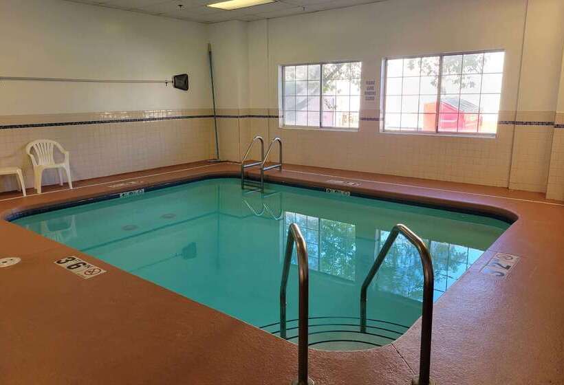 هتل Americinn By Wyndham Cedar Rapids North