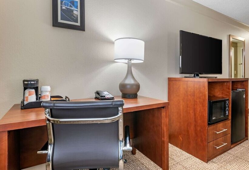 هتل Comfort Inn & Suites