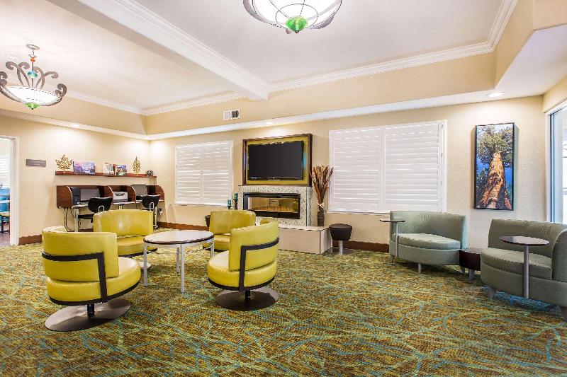 هتل Comfort Suites Fresno River Park
