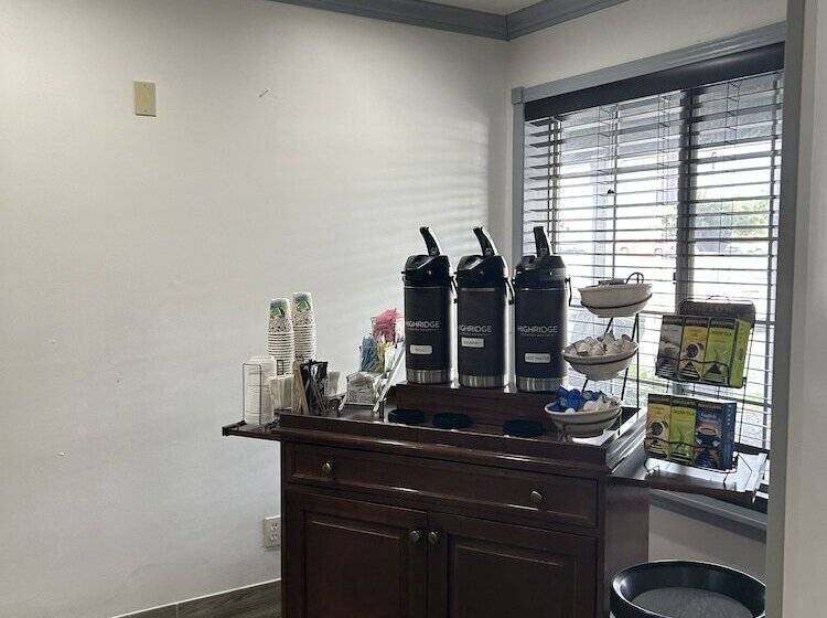 هتل Country Inn & Suites By Radisson, Grand Rapids Airport, Mi