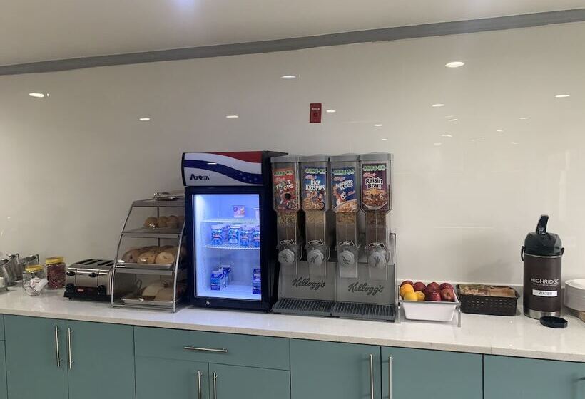 هتل Country Inn & Suites By Radisson, Grand Rapids Airport, Mi