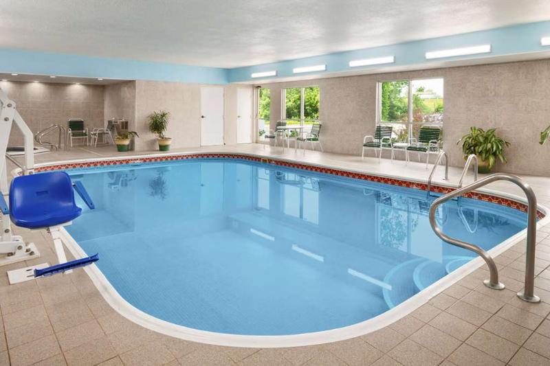 هتل Country Inn & Suites By Radisson, Grand Rapids Airport, Mi