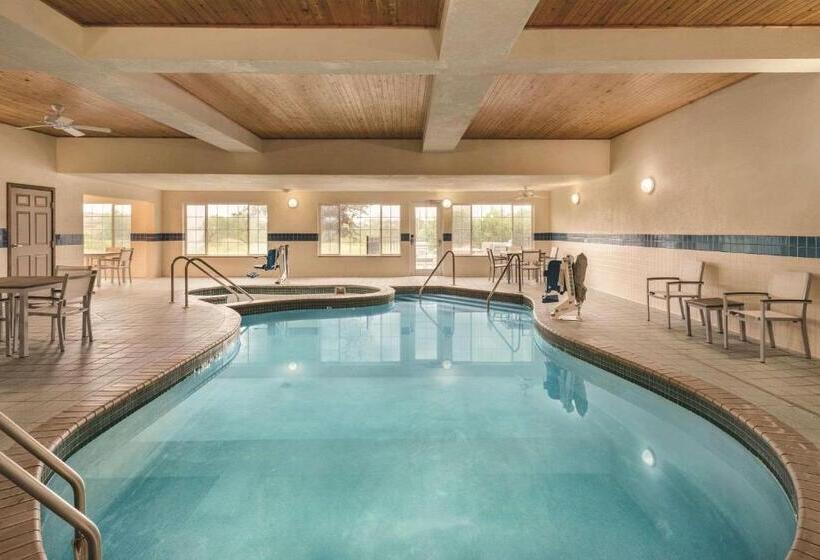 בית מלון כפרי Country Inn & Suites By Radisson, West Bend, Wi