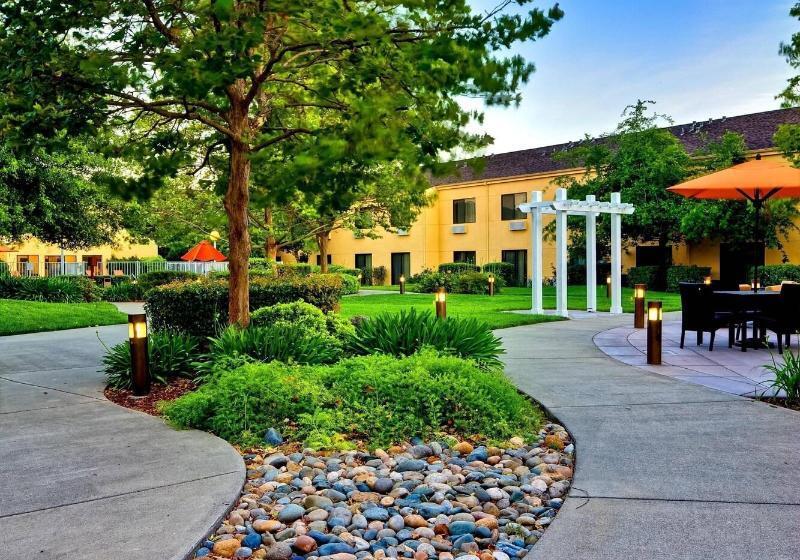 Отель Courtyard By Marriott Vacaville