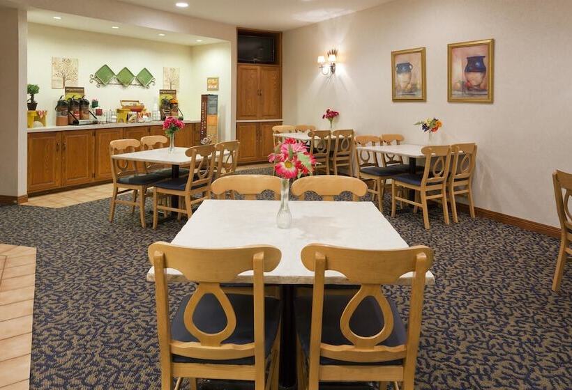 호텔 Crossings By Grandstay Inn And Suites