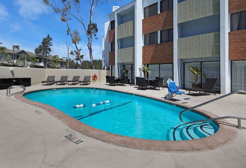 هتل Holiday Inn Express Port Hueneme, An Ihg