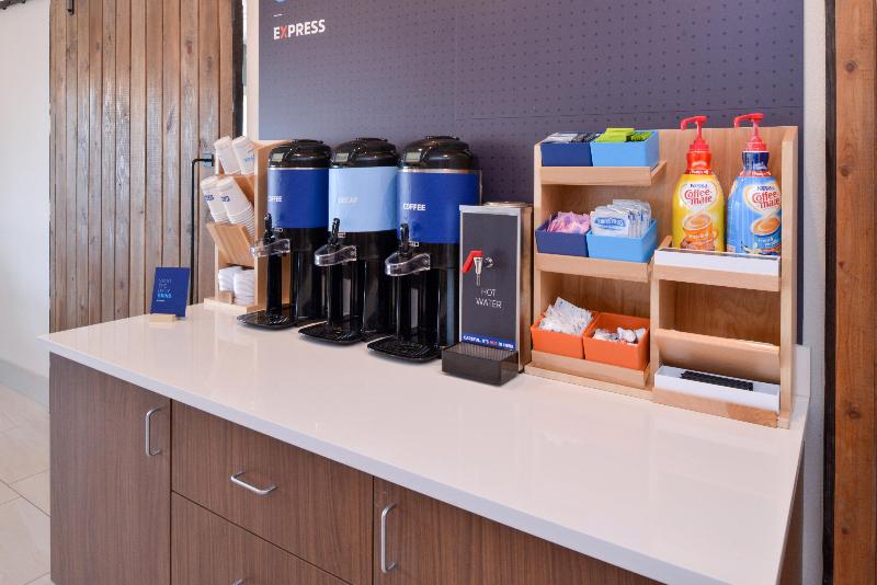 هتل Holiday Inn Express & Suites   Omaha   120th And Maple, An Ihg
