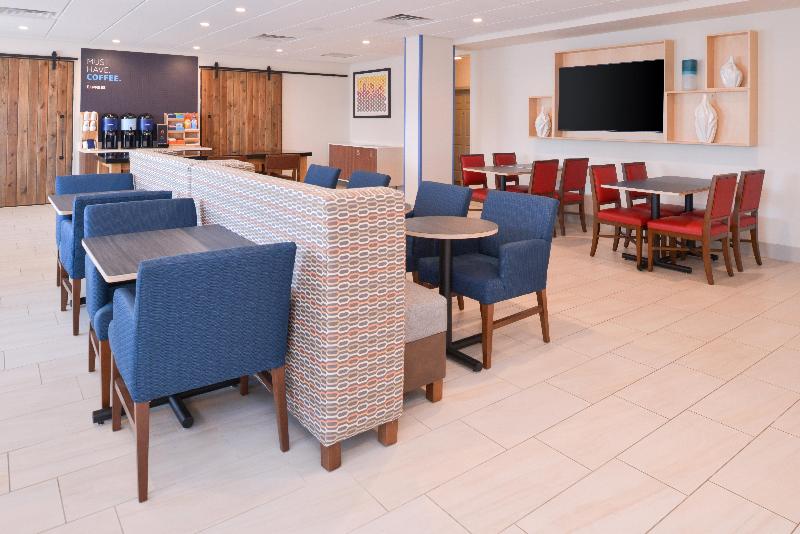 هتل Holiday Inn Express & Suites   Omaha   120th And Maple, An Ihg