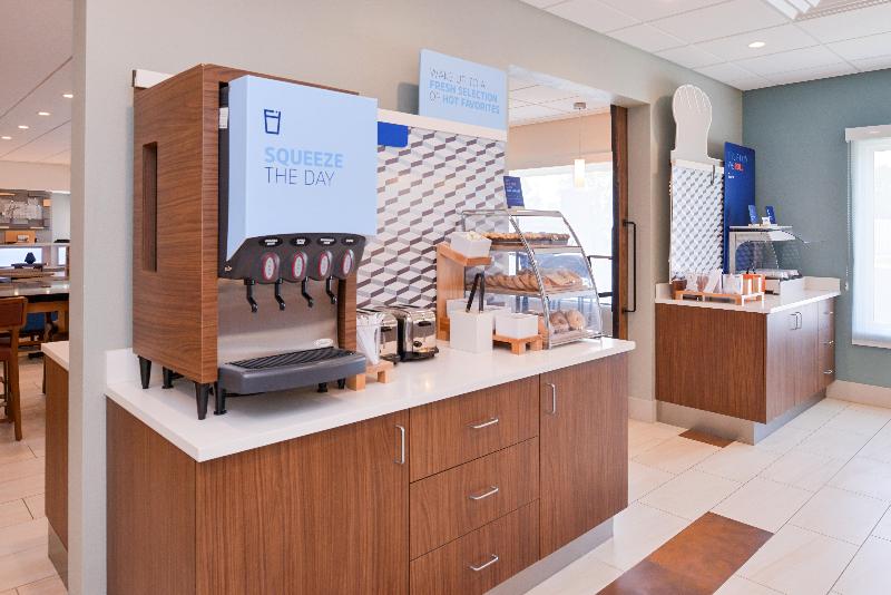 هتل Holiday Inn Express & Suites   Omaha   120th And Maple, An Ihg