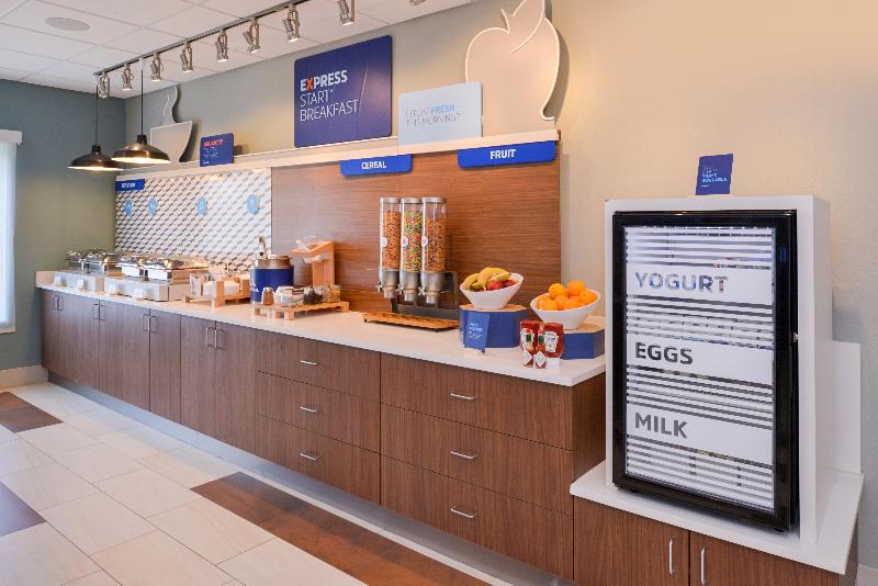 هتل Holiday Inn Express & Suites   Omaha   120th And Maple, An Ihg