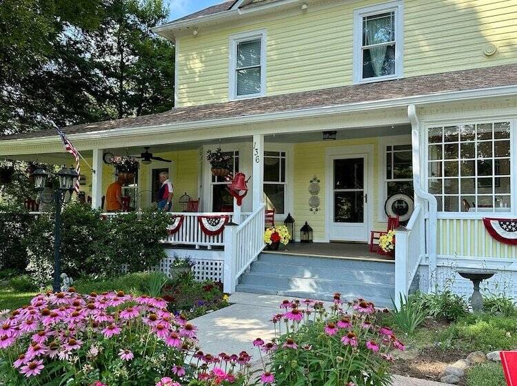 فندق Red Rocker Inn