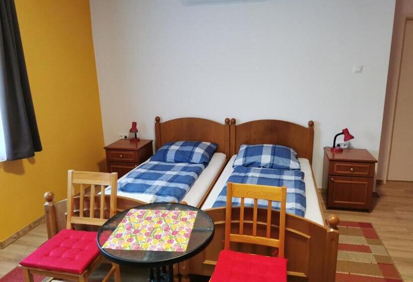 פנסיון Glázer Szállás