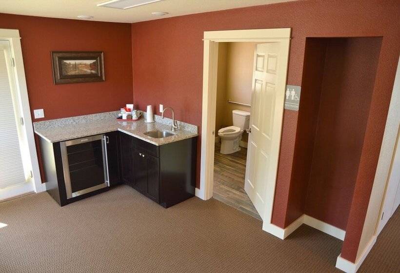 Astoria Crest Motel