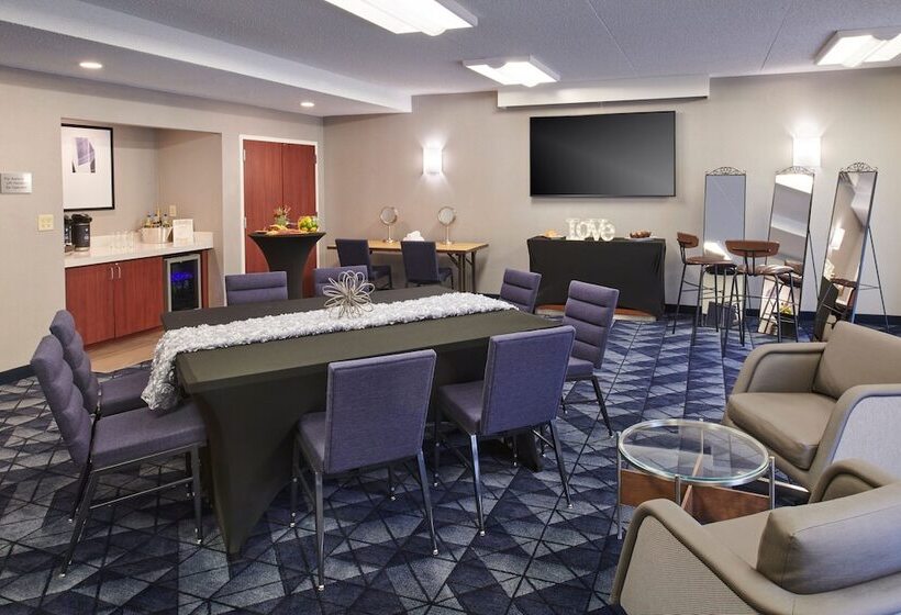 ホテル Courtyard By Marriott Detroit Livonia