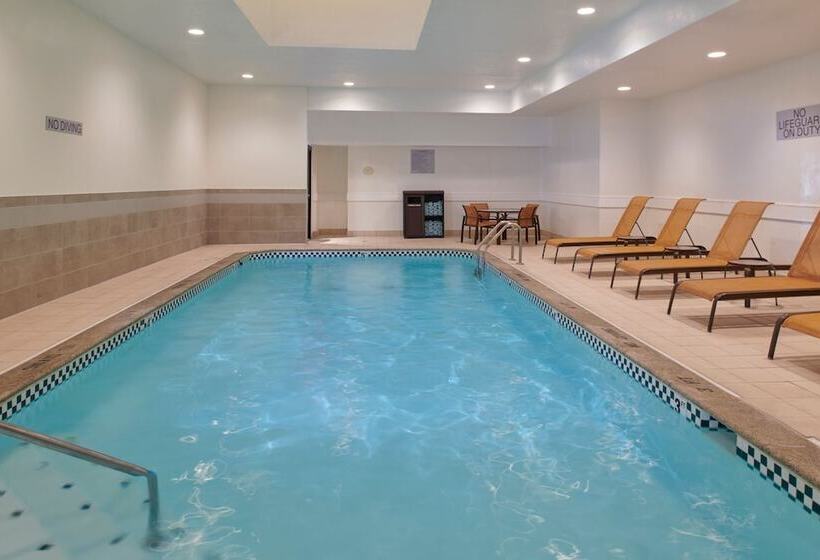 ホテル Courtyard By Marriott Detroit Livonia