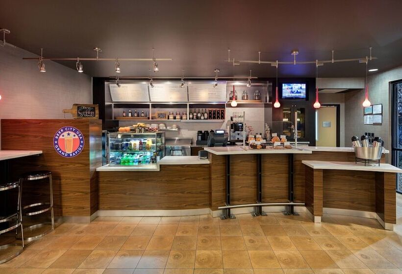 هتل Courtyard Grand Rapids Airport