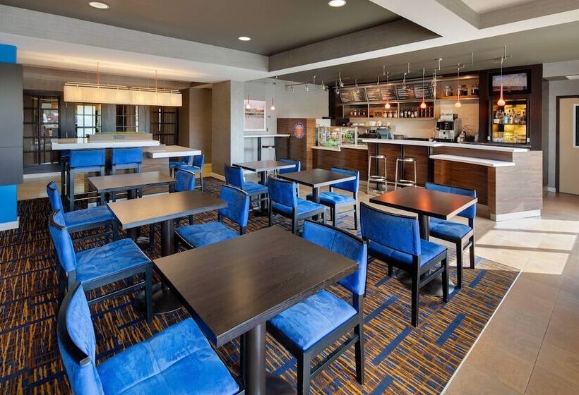 هتل Courtyard Grand Rapids Airport