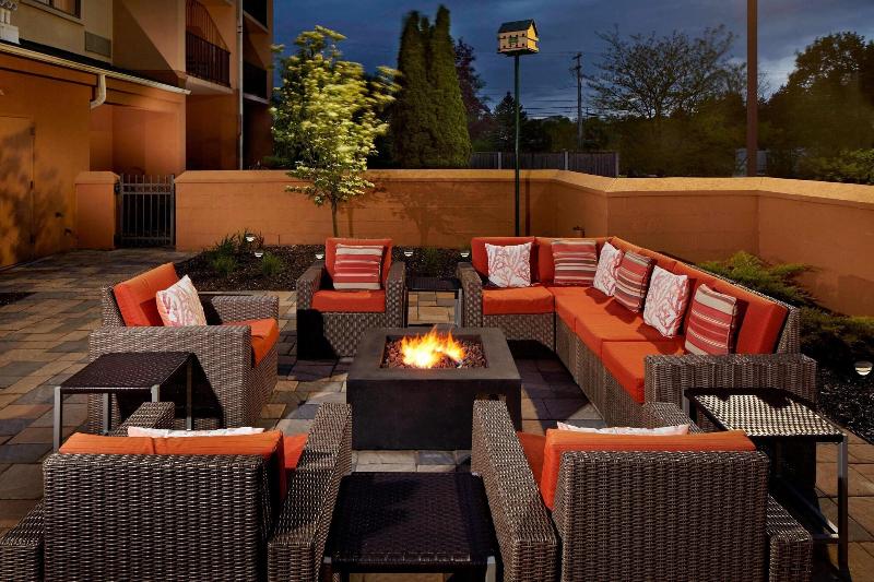 호텔 Courtyard By Marriott State College