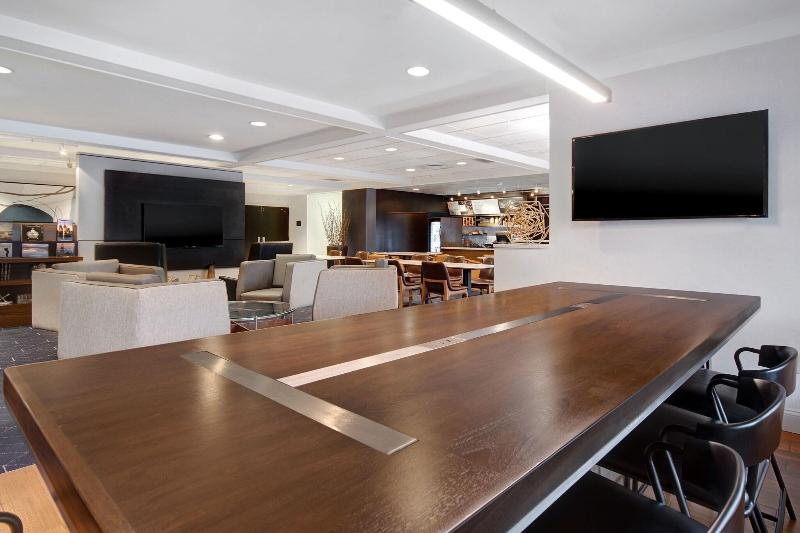 호텔 Courtyard By Marriott State College
