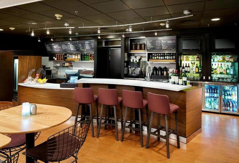 호텔 Courtyard By Marriott State College