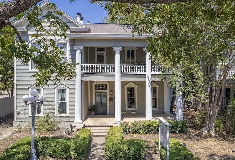 בית מלון כפרי The Crystal River Inn