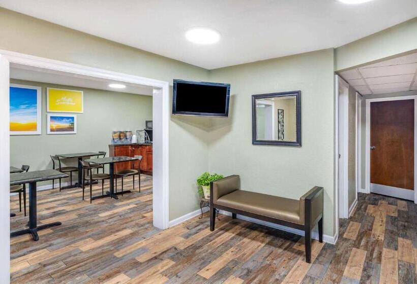 בית מלון כפרי Days Inn By Wyndham Clarksville Tn