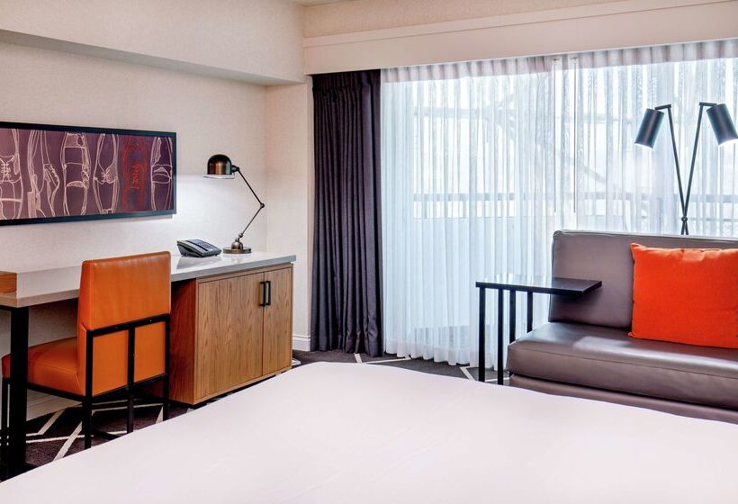 هتل Hilton Boston/ Woburn