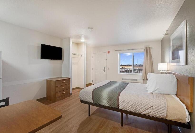 Отель Hometowne Studios By Red Roof Detroit   Livonia