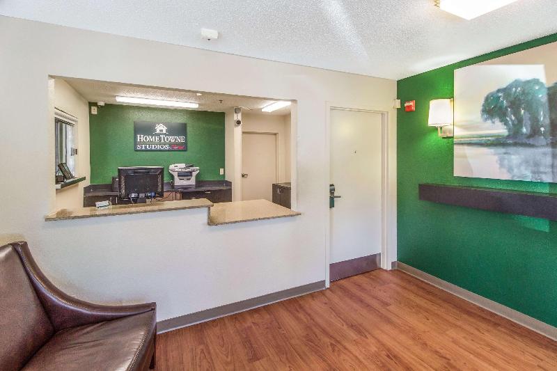 בית מלון כפרי Hometowne Studios By Red Roof Houston   Northwest