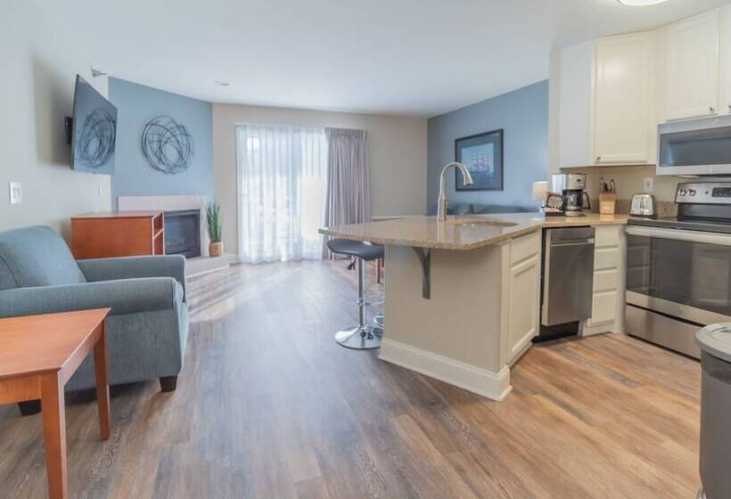 هتل The Cove Of Lake Geneva