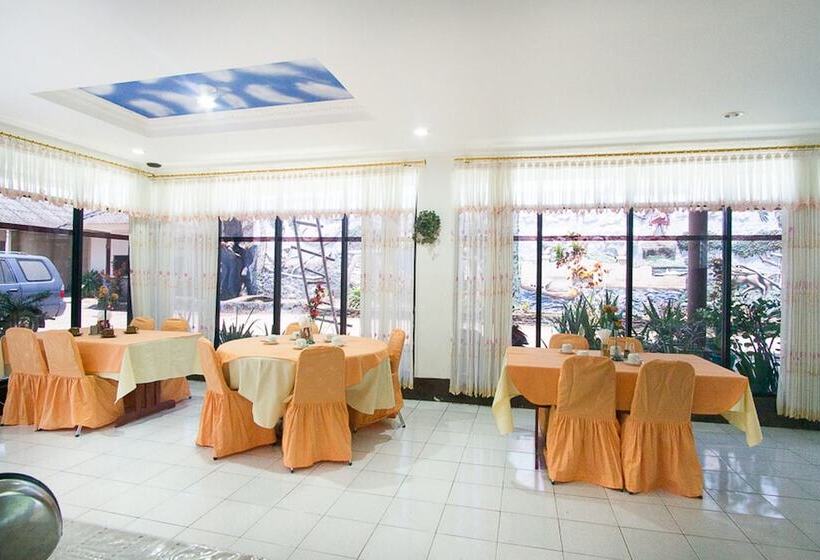 בית מלון כפרי Reddoorz Plus Near Pelabuhan Bitung