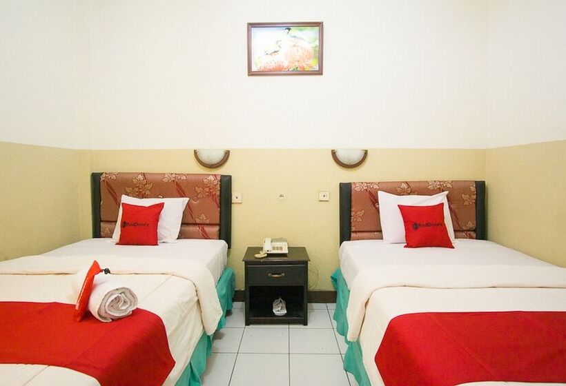 בית מלון כפרי Reddoorz Plus Near Pelabuhan Bitung
