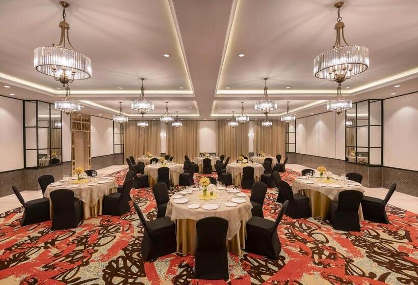 Отель Lemon Tree Premier New Town Kolkata