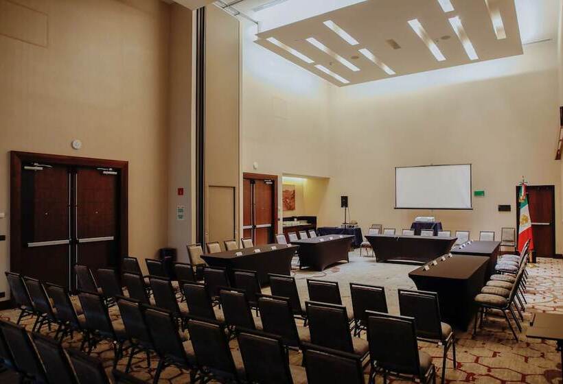 هتل Doubletree By Hilton Celaya