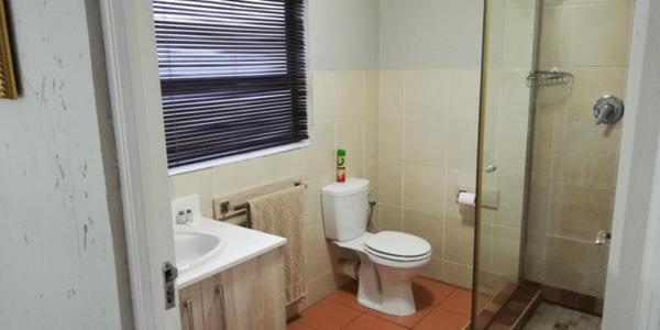פנסיון Gold Crest Guesthouse