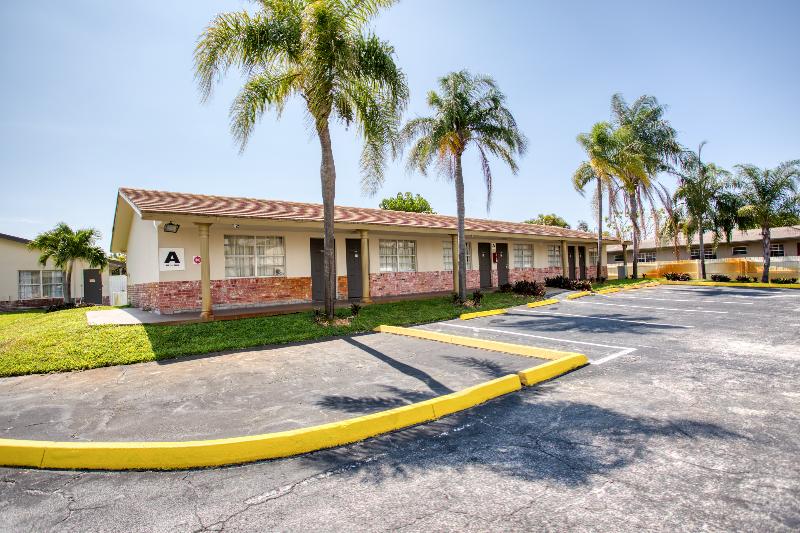 בית מלון כפרי Americas Best Inn Pompano Beach