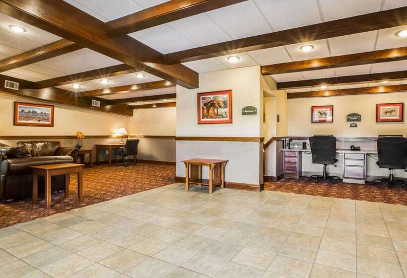 هتل Clarion Inn & Suites At The Outlets Of Lake George