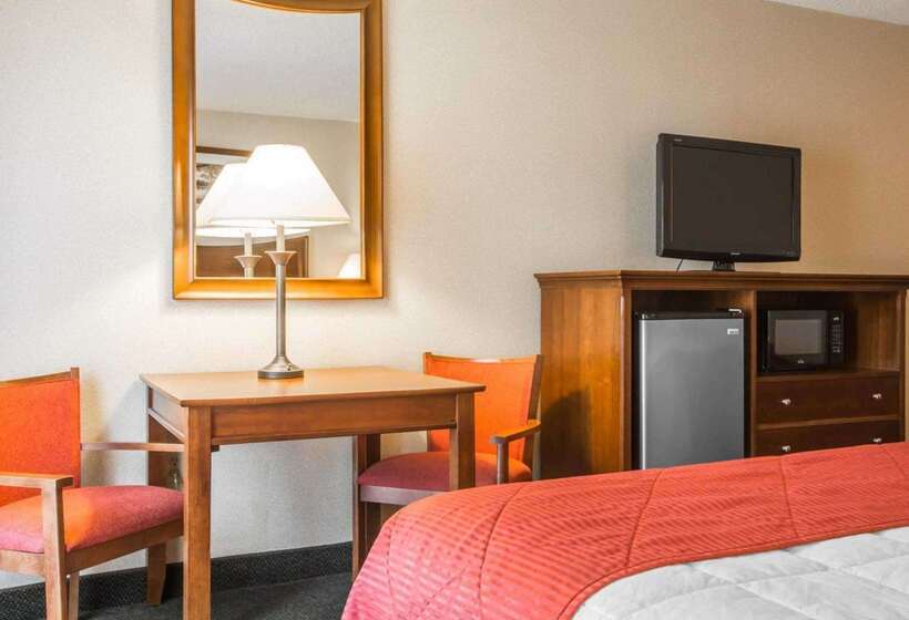 هتل Clarion Inn & Suites At The Outlets Of Lake George