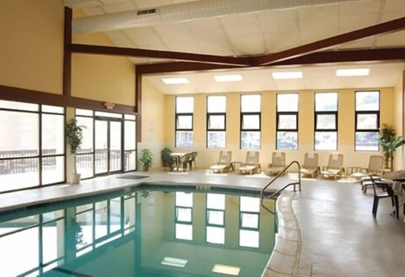 هتل Clarion Inn & Suites At The Outlets Of Lake George