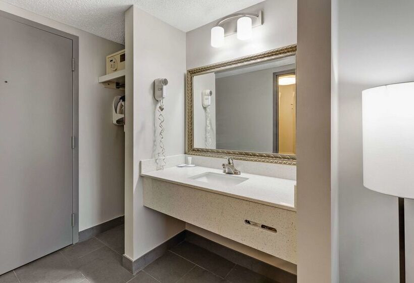 فندق Clarion Pointe Near Erie Casino