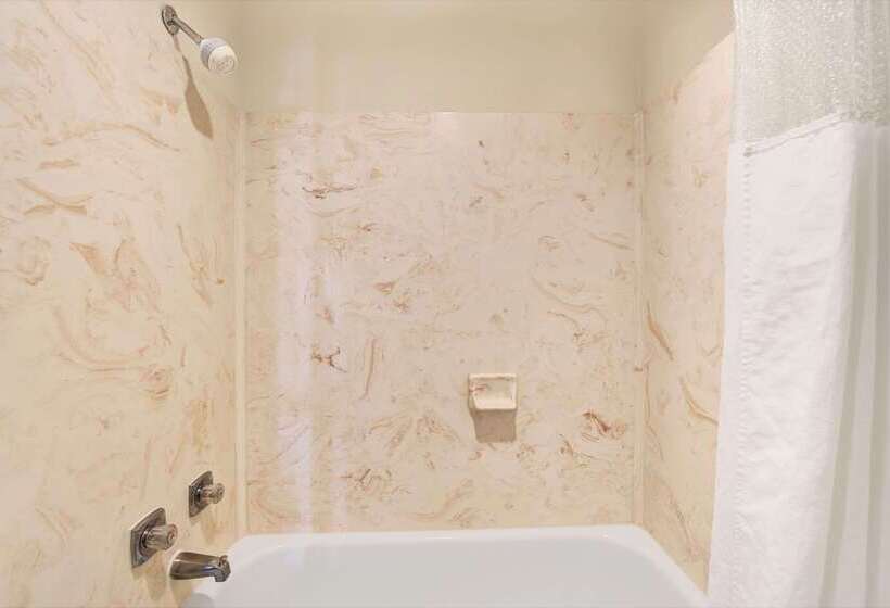 هتل Days Inn By Wyndham Dallas Plano