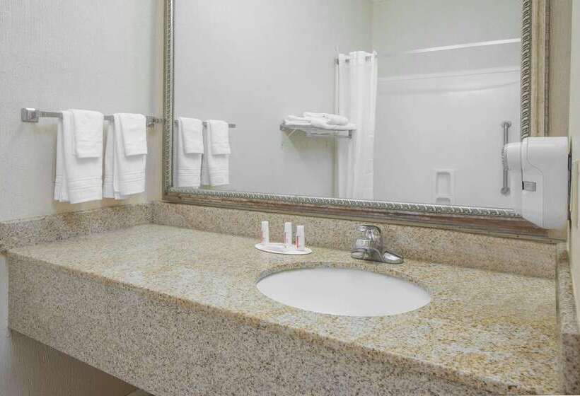 فندق Days Inn By Wyndham Denham Springsbaton Rouge East