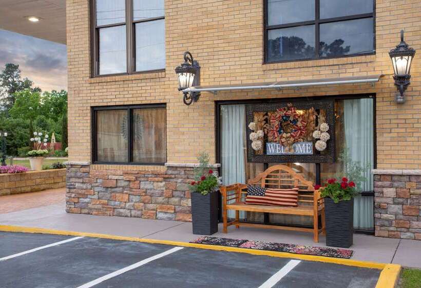 호텔 Days Inn By Wyndham Lake City
