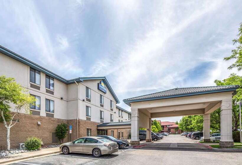 هتل Days Inn & Suites By Wyndham Denver International Airport