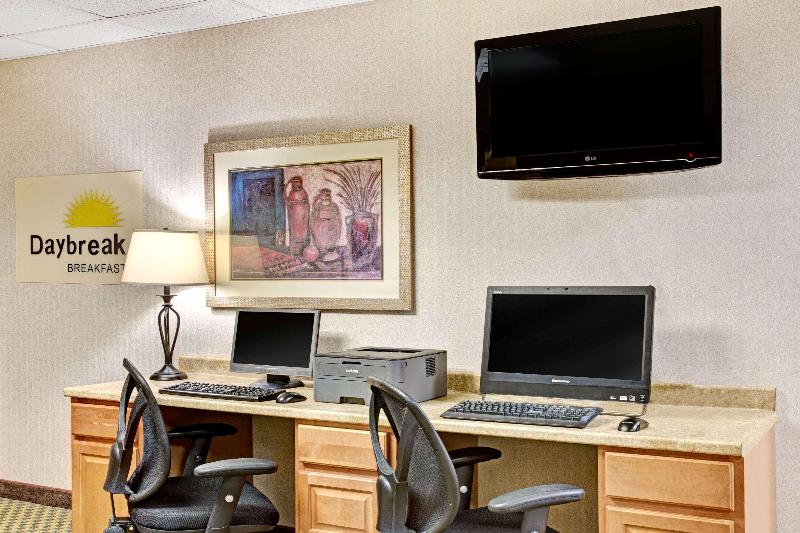 هتل Days Inn & Suites By Wyndham Denver International Airport
