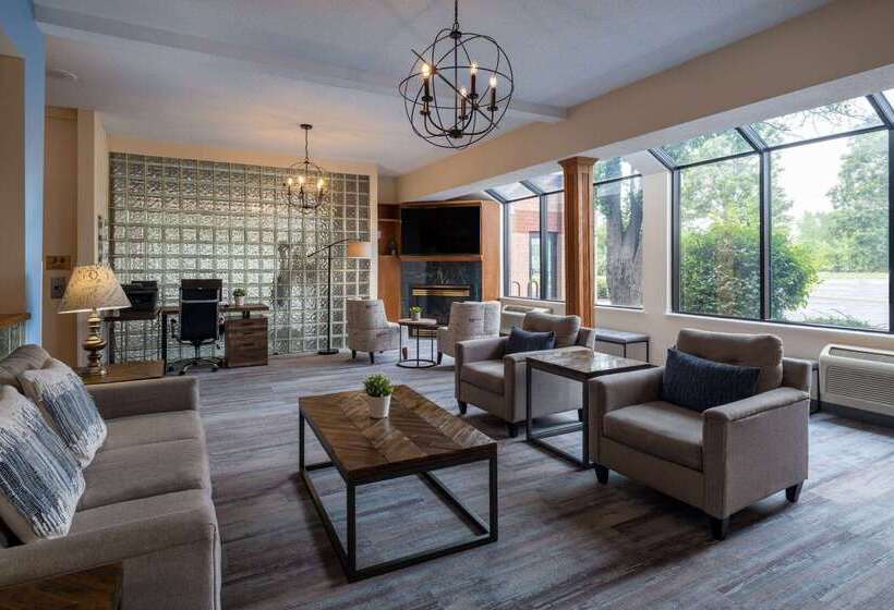 هتل Days Inn & Suites By Wyndham Madison